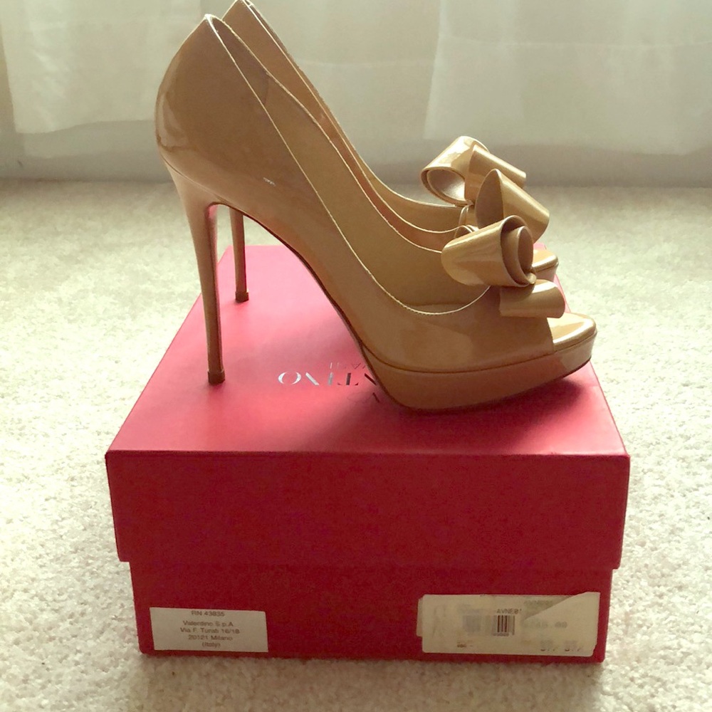 Valentino patent leather peep toe heels with bow